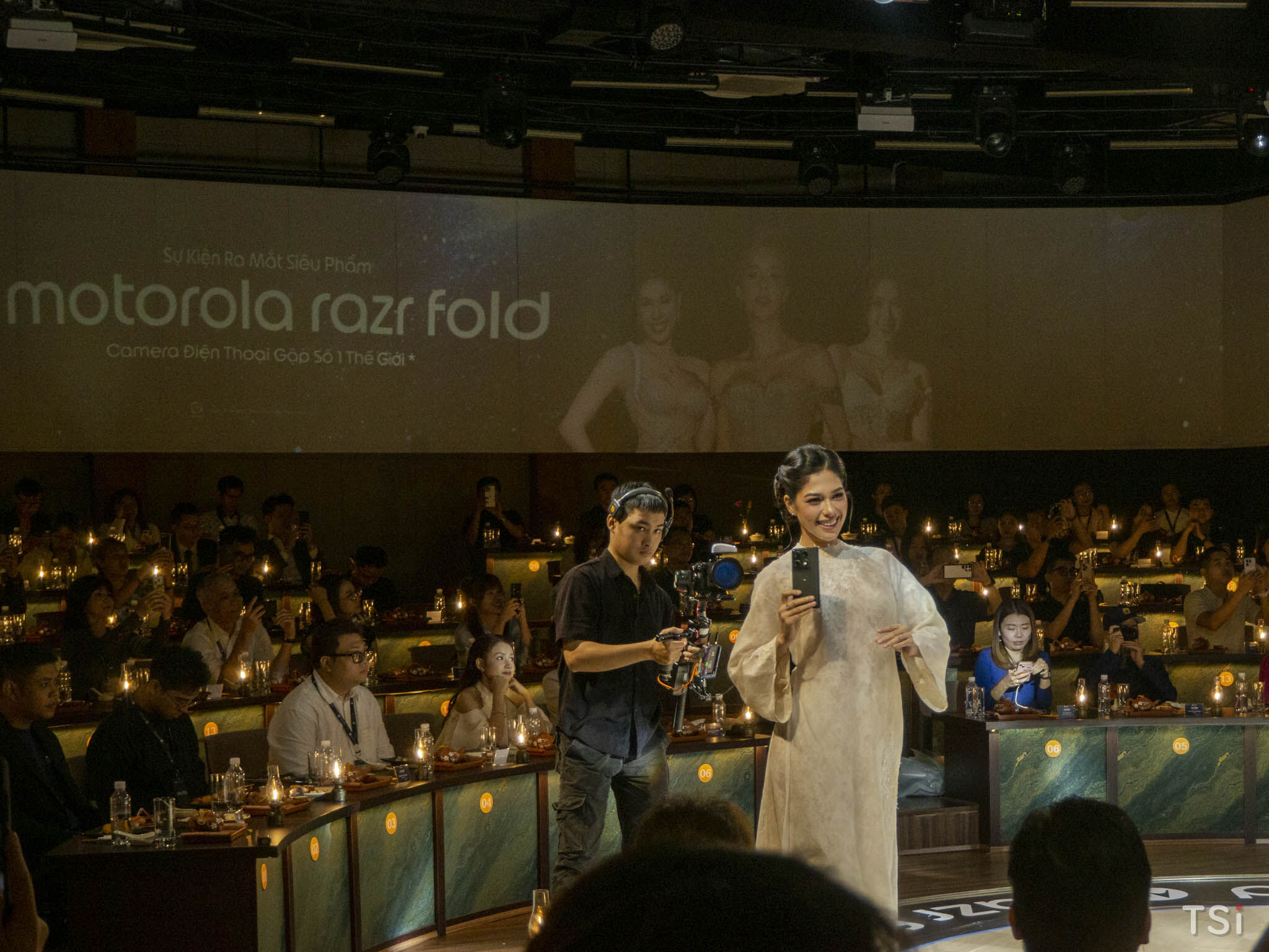 Motorola ra mắt razr fold tại Việt Nam: chuẩn mực mới cho giải trí và hiệu suất làm việc Motorola ra mắt razr fold tại Việt Nam: chuẩn mực mới cho giải trí và hiệu suất làm việc