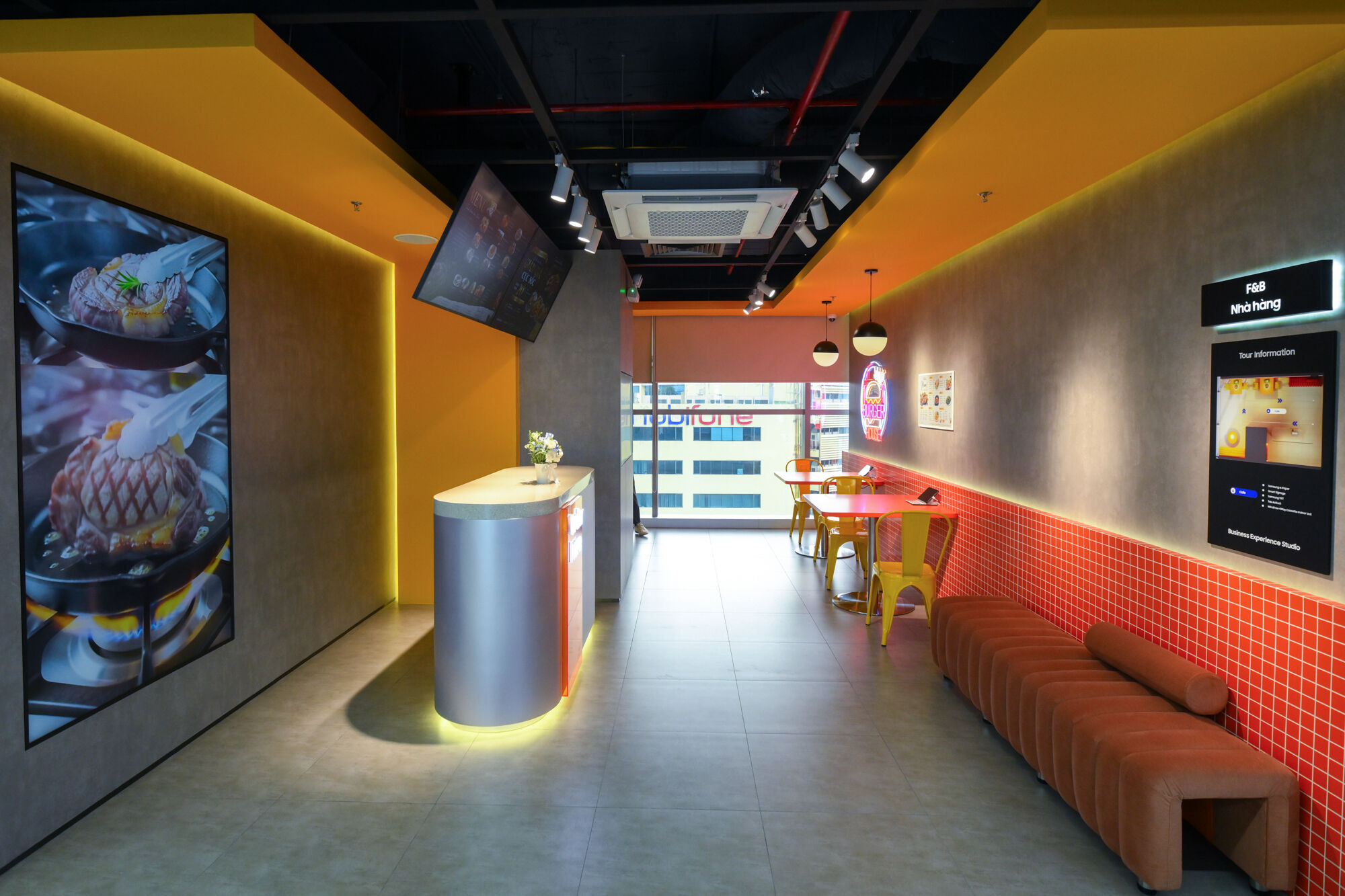 Samsung Electronics khai trương Business Experience Studio tại Việt Nam Samsung Electronics khai trương Business Experience Studio tại Việt Nam, mở rộng hệ sinh thái giải pháp công nghệ toàn diện cho doanh nghiệp