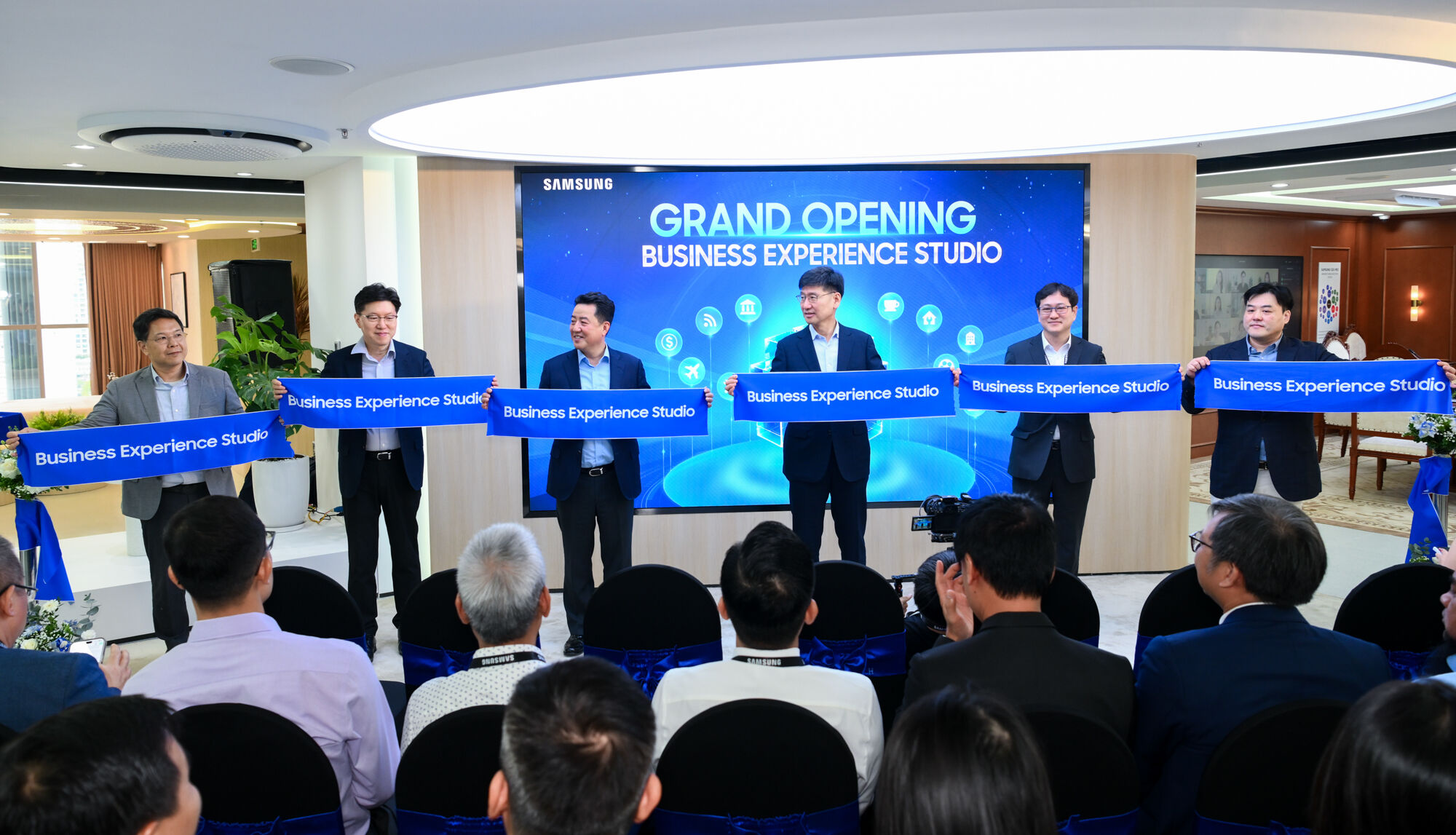 Samsung Electronics khai trương Business Experience Studio tại Việt Nam Samsung Electronics khai trương Business Experience Studio tại Việt Nam, mở rộng hệ sinh thái giải pháp công nghệ toàn diện cho doanh nghiệp