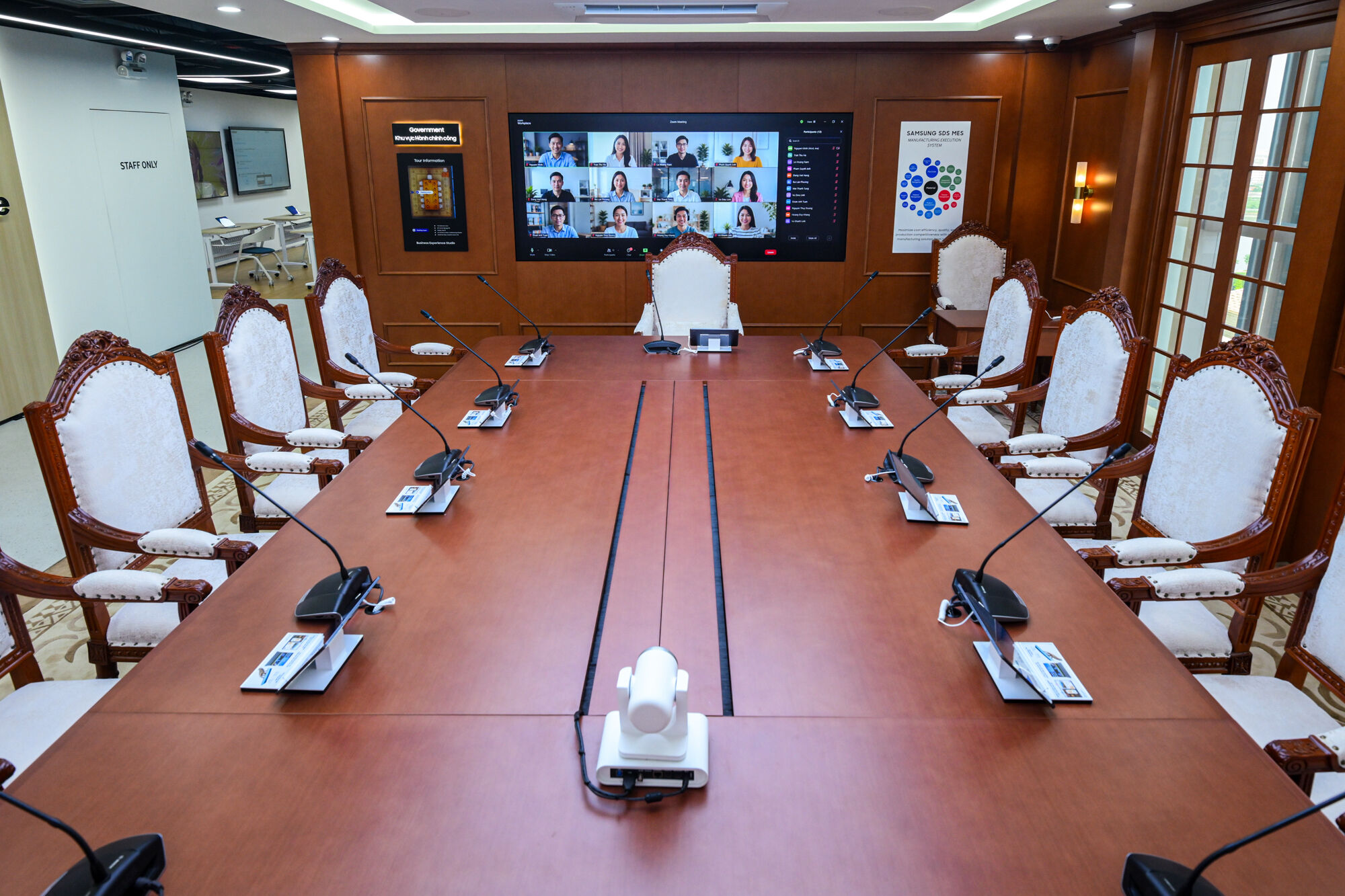 Samsung Electronics khai trương Business Experience Studio tại Việt Nam Samsung Electronics khai trương Business Experience Studio tại Việt Nam, mở rộng hệ sinh thái giải pháp công nghệ toàn diện cho doanh nghiệp