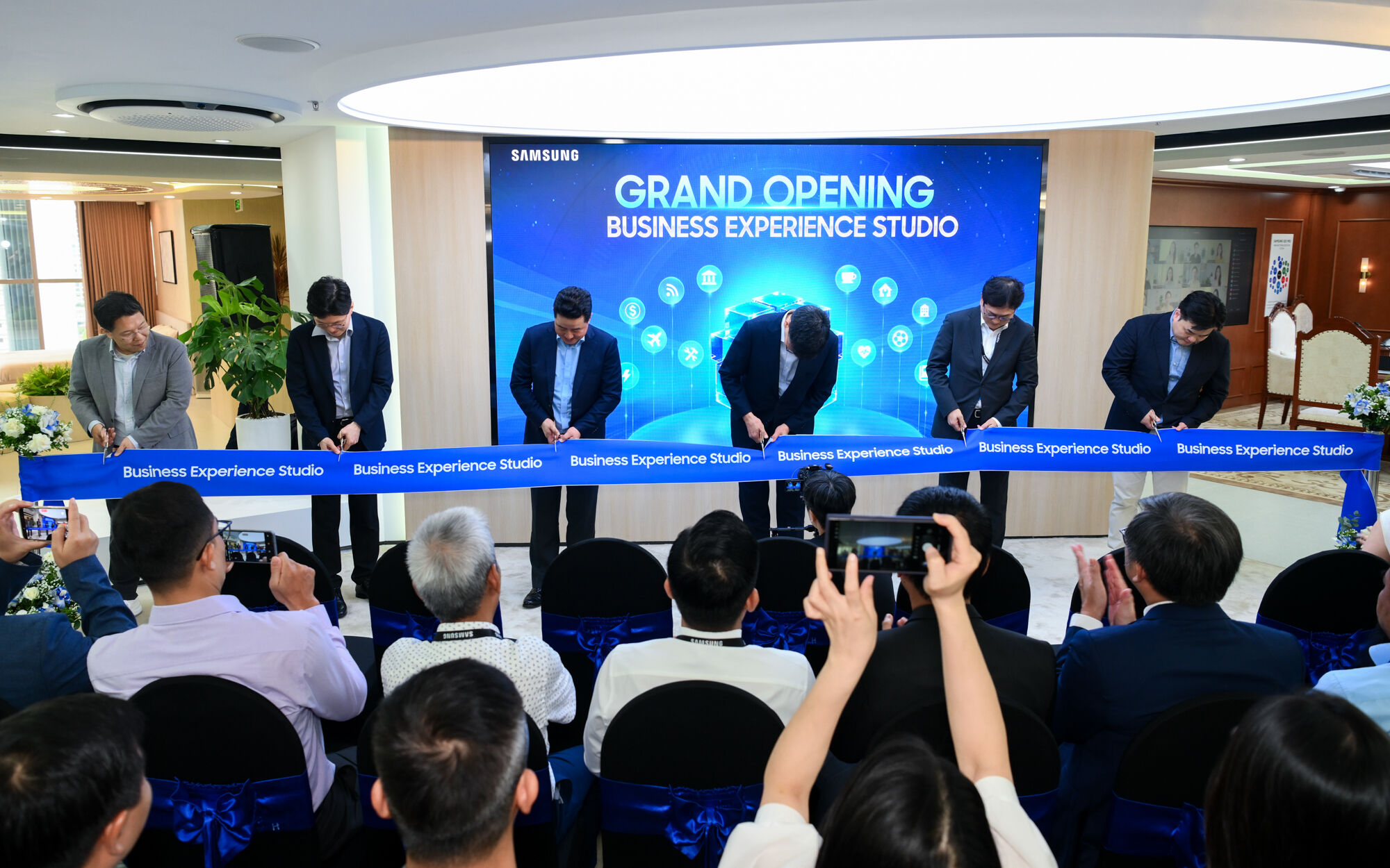 Samsung Electronics khai trương Business Experience Studio tại Việt Nam Samsung Electronics khai trương Business Experience Studio tại Việt Nam, mở rộng hệ sinh thái giải pháp công nghệ toàn diện cho doanh nghiệp