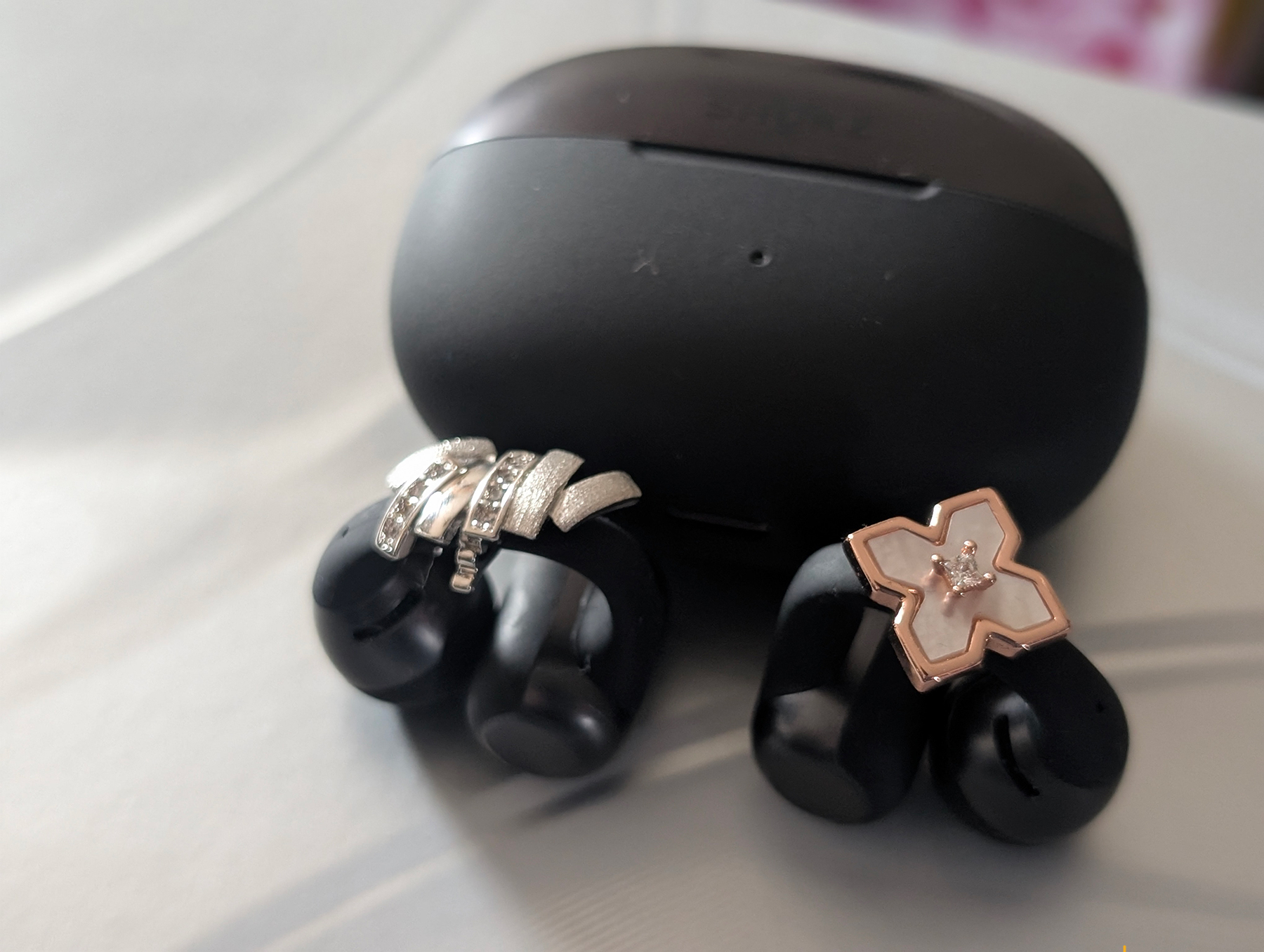 Shokz OpenDots 2: tai nghe kẹp tai cao cấp giá 6 triệu đồng Shokz ra mắt sản phẩm OpenDots 2: Thiết kế tinh tế, thời thượng, tích hợp công nghệ Dolby Audio cho trải nghiệm âm thanh sống động